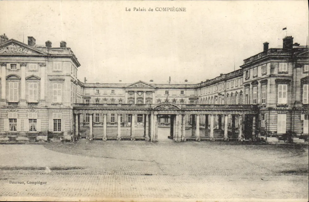 O Palácio de COMPIÈGNE — vista da praça de honra — Bourson, Compiègne - Frente