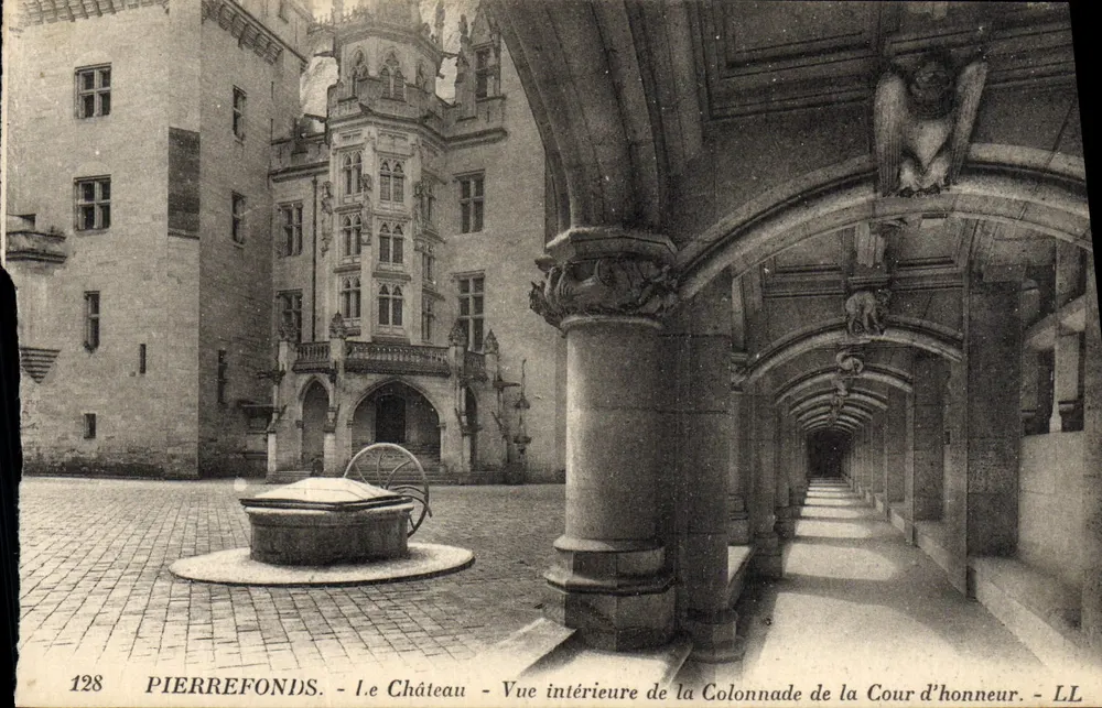 Pierrefonds - Das Schloss - Innenansicht der Säulenreihe der Ehrenhof - LL - Vorderseite