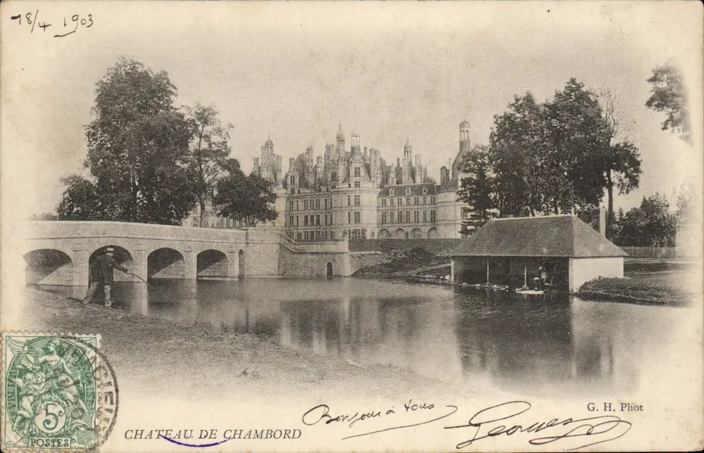 Zamek w Chambord — widok z mostem i łodzią — G. H. Fot. - Awers