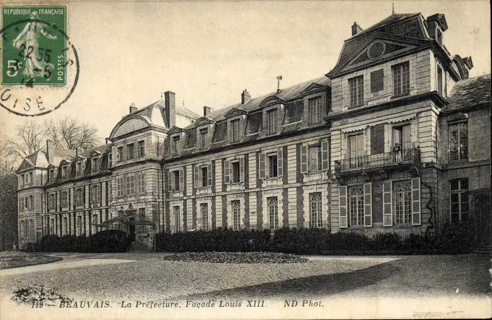 Beauvais — A Prefeitura. Fachada do século XIII — ND Phol. - Frente