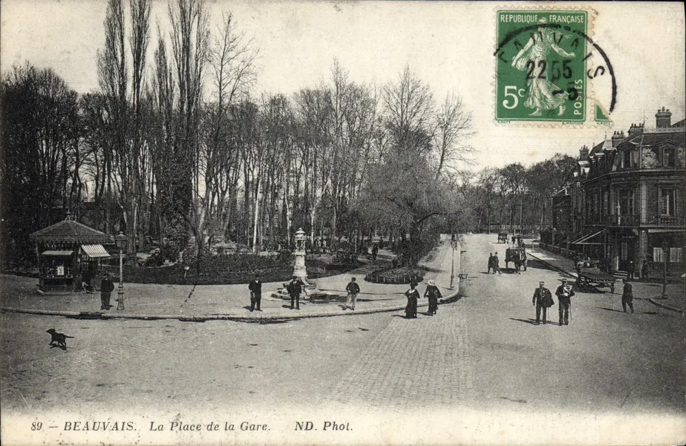 Beauvais — A Praça da Estação — ND. Fotografia. - Frente