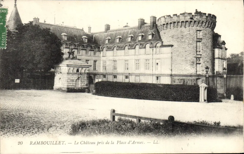 Rambouillet — Le Château pris de la Place d'Armes — LL. - Recto