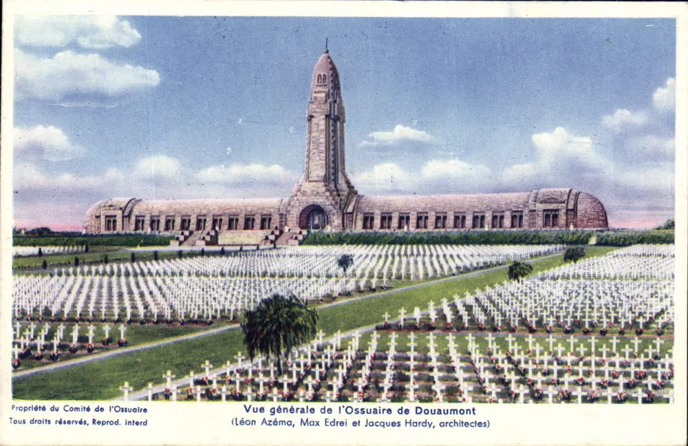Ossuaire de Douaumont — Vue générale — (Léon Azéma, Max Edrei et Jacques Hardy, architectes) - Recto