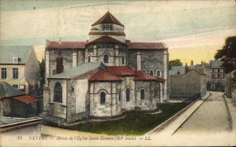 Nevers — Abside da Igreja de São Etienne (século XI) — LL. - Frente