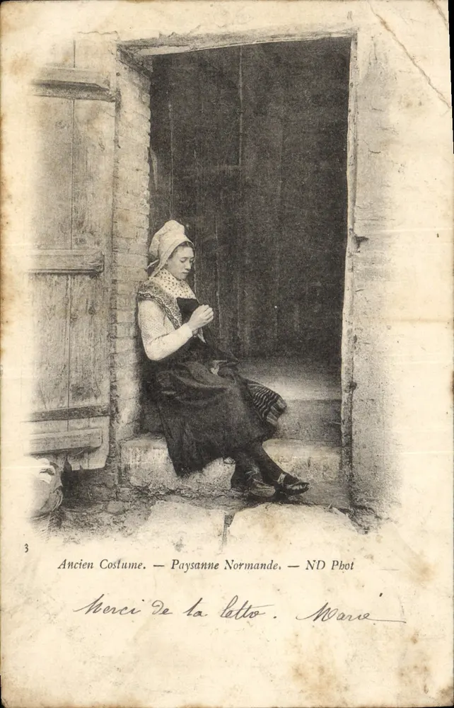 Paysanne Normande — Ancien costume, assise dans un encadrement de porte — ND Phot - Recto