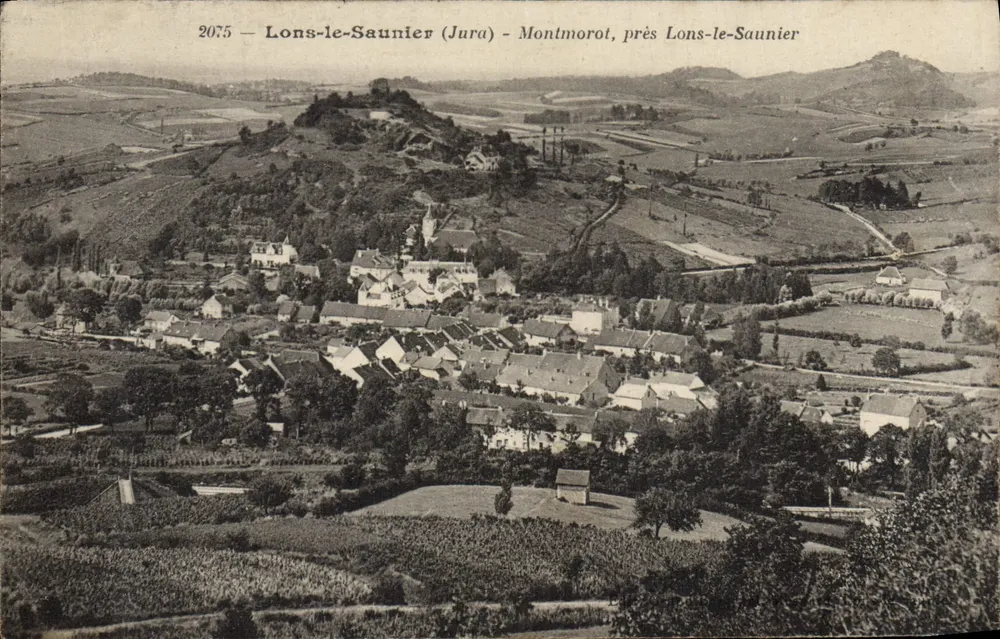 Montmorot, près Lons-le-Saunier (Jura) — vue panoramique — éditeur inconnu, n° 2075 - Recto