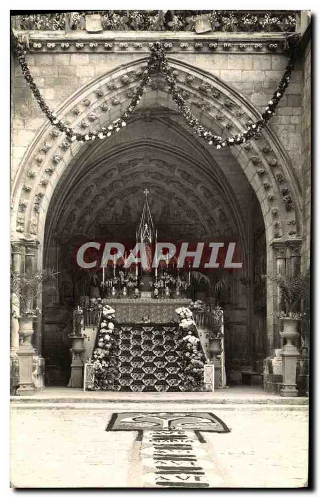 Interior de uma igreja gótica — altar decorado — n°72 - Frente