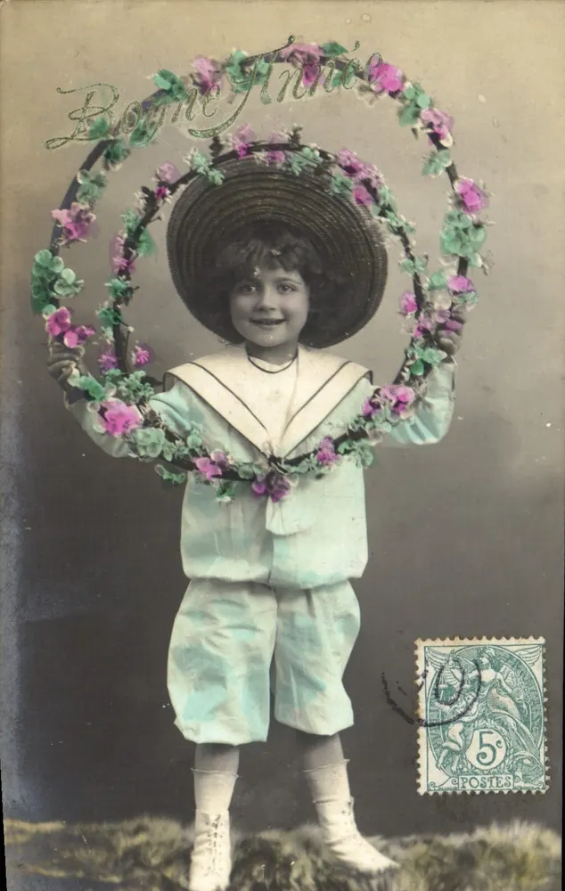 Criança em traje marítimo segurando uma coroa de flores — Boa Ano — editor S 83 7 - Frente