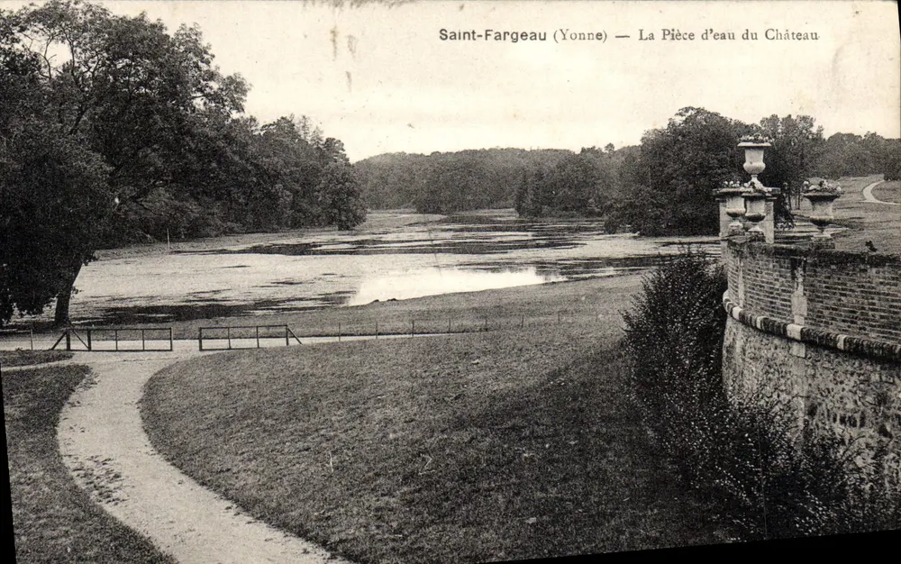 Saint-Fargeau (Yonne) — Die Wasserstelle des Schlosses - Vorderseite