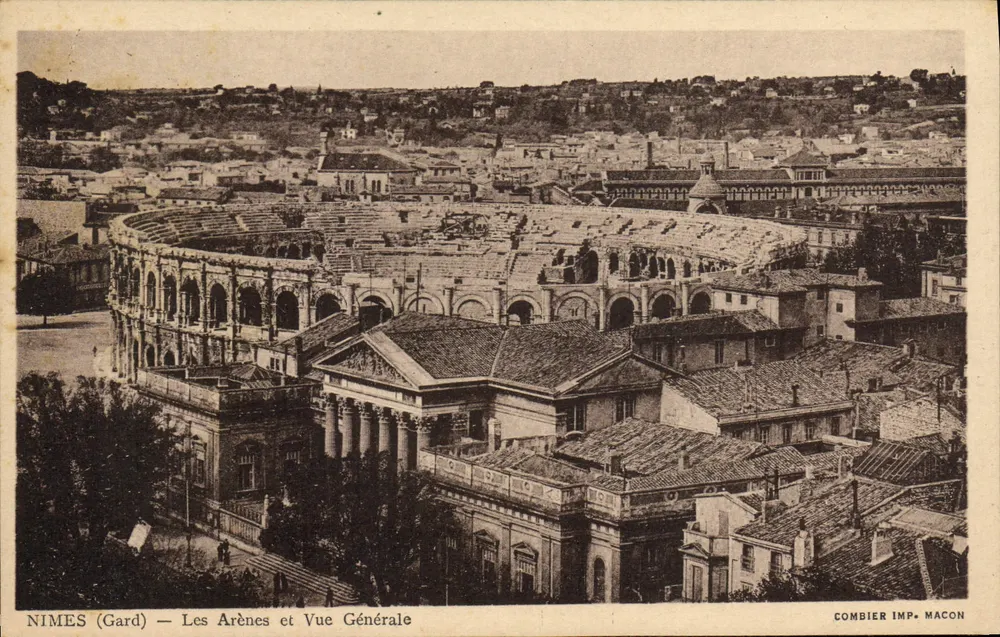 Nîmes (Gard) — As Arênes e Vista Geral — Combier Imp. Macon - Frente