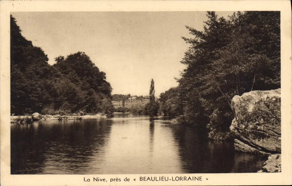 La Nive, perto de « BEAULIEU-LORRAINE » — vista fluvial com rochedos e floresta — editor A. Brezen (Préaux-Aboueil, Seine) - Frente