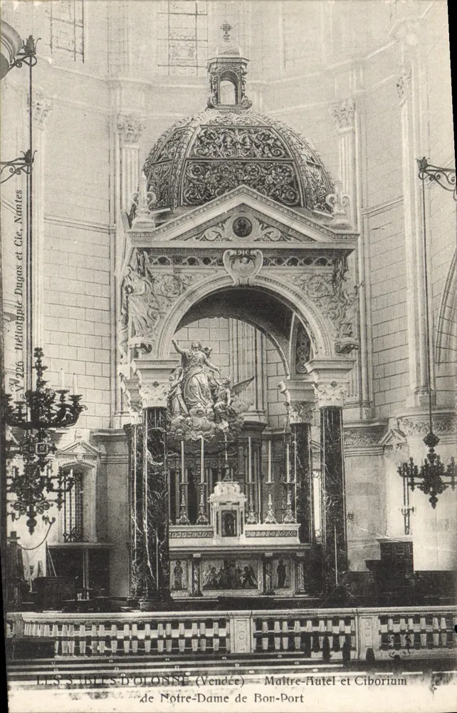 Les Sables-d'Olonne (Vendée) — Meisteraltar und Ciborium der Notre-Dame de Bon-Port - Vorderseite