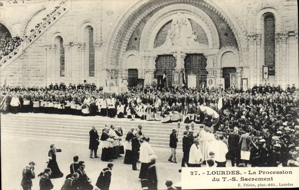 Lourdes — A Processão do T.S. Sacramento — E. Frioux, fot.-edit., Lourdes - Frente