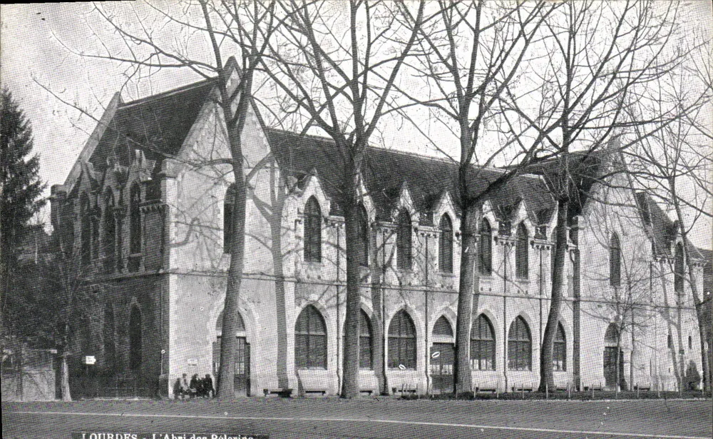 Lourdes — L'Abri des Pelerins - Frente