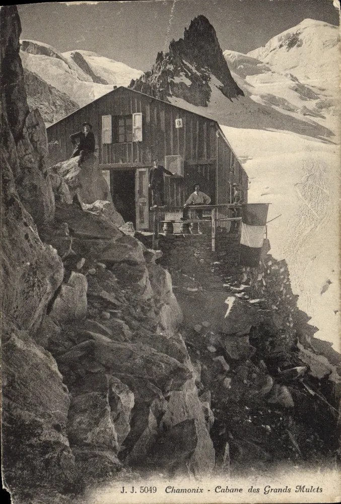 Chamonix - Cabane des Grands Mulets — cabane en bois sur falaise, vue sur glacier et sommet enneigé, éditeur J. J. 5049 - Frente