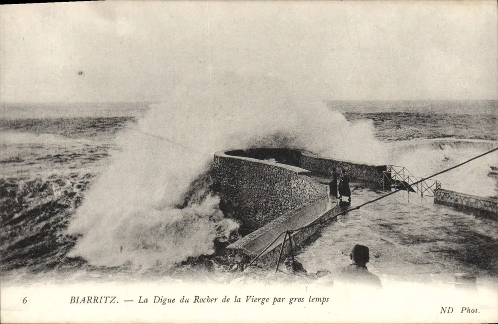 Biarritz — Die Mole des Rochers de la Vierge bei stürmischem Wetter — ND Phot. - Vorderseite