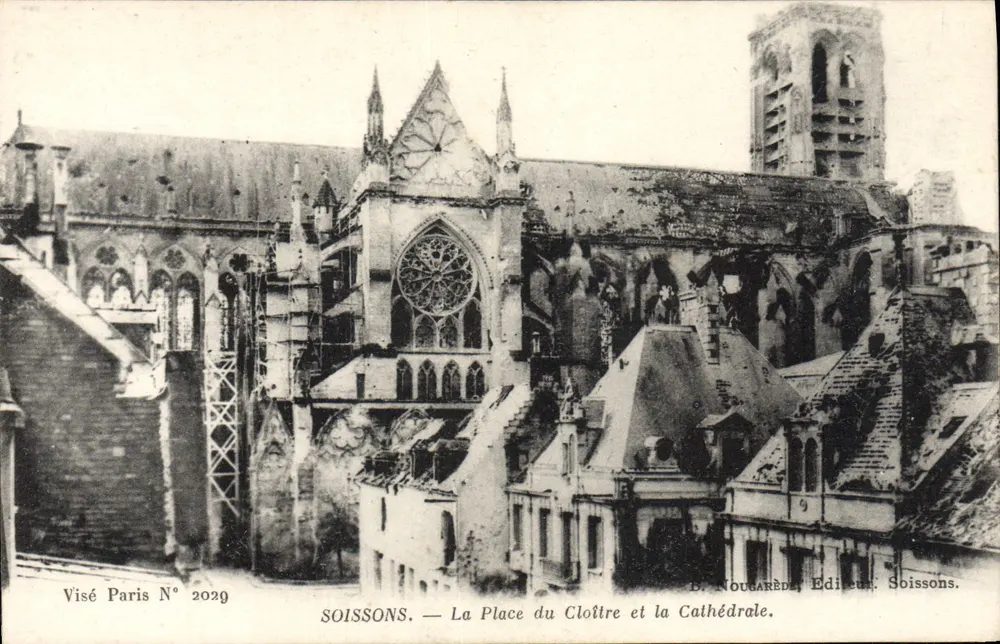 Soissons — A Praça do Claustro e a Catedral — B. Nougarède, Editor: Soissons. - Frente