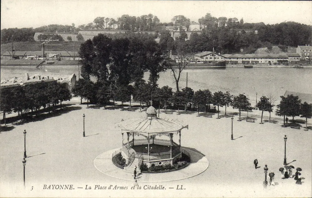 Bayonne — Die Place d'Armes und die Zitadelle — LL. - Vorderseite