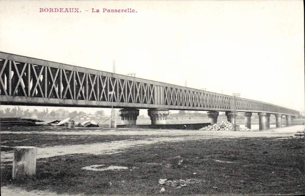 Bordeaux - A Ponte — Ponte metálica sobre o rio - Frente