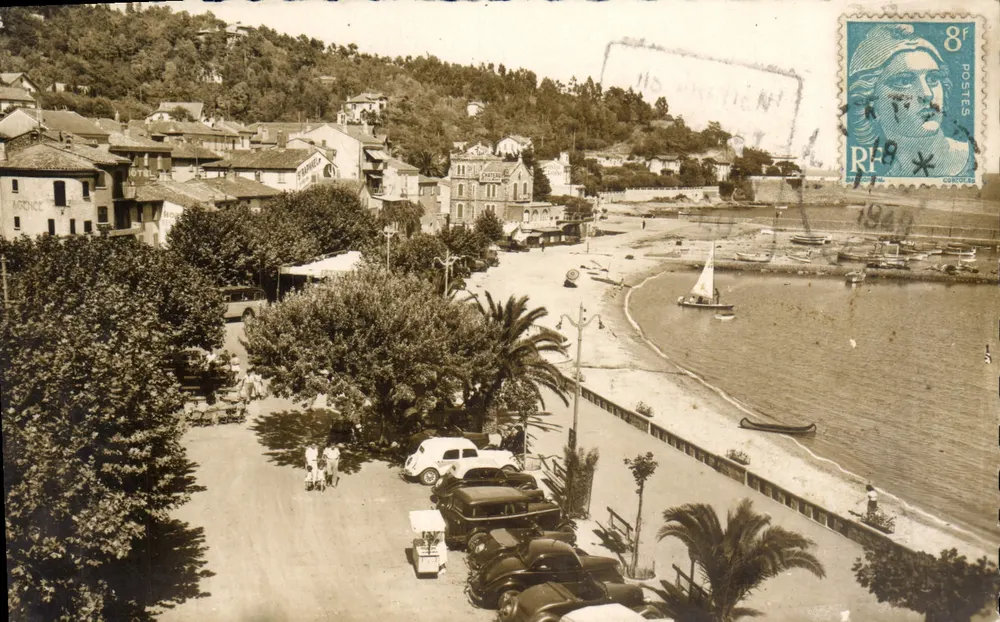Le Lavandou (Va) — Die Promenade und der Strand — Éditions Pissot - 4, Bd de Cimiez - Nice - Vorderseite