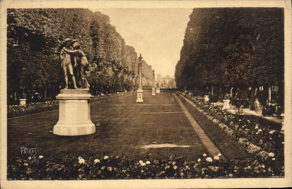 Allée de l'Observatoire — statue d'amour au milieu d'allées arborées — éditeur Patras - Awers