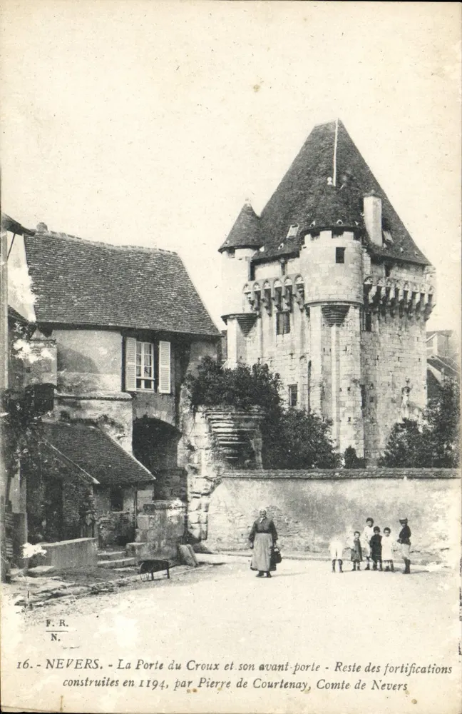 Nevers — La Porte du Croix und ihre Vortüre — Reste der 1194 von Pierre de Courtenay, Graf von Nevers, errichteten Befestigungen - Vorderseite