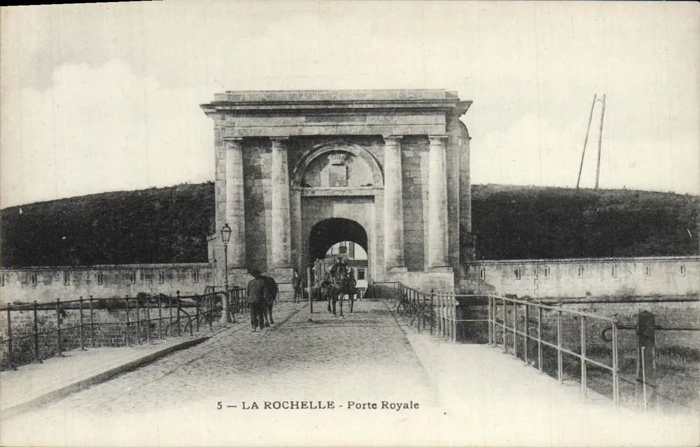 La Rochelle - Porta Royale — vista da entrada monumental com carruagem — editor desconhecido, n°5 - Frente