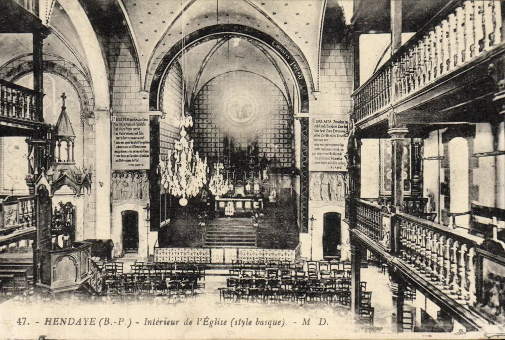 Hendaye (B.P.) — Interior da Igreja (estilo basco) — M. D. - Frente