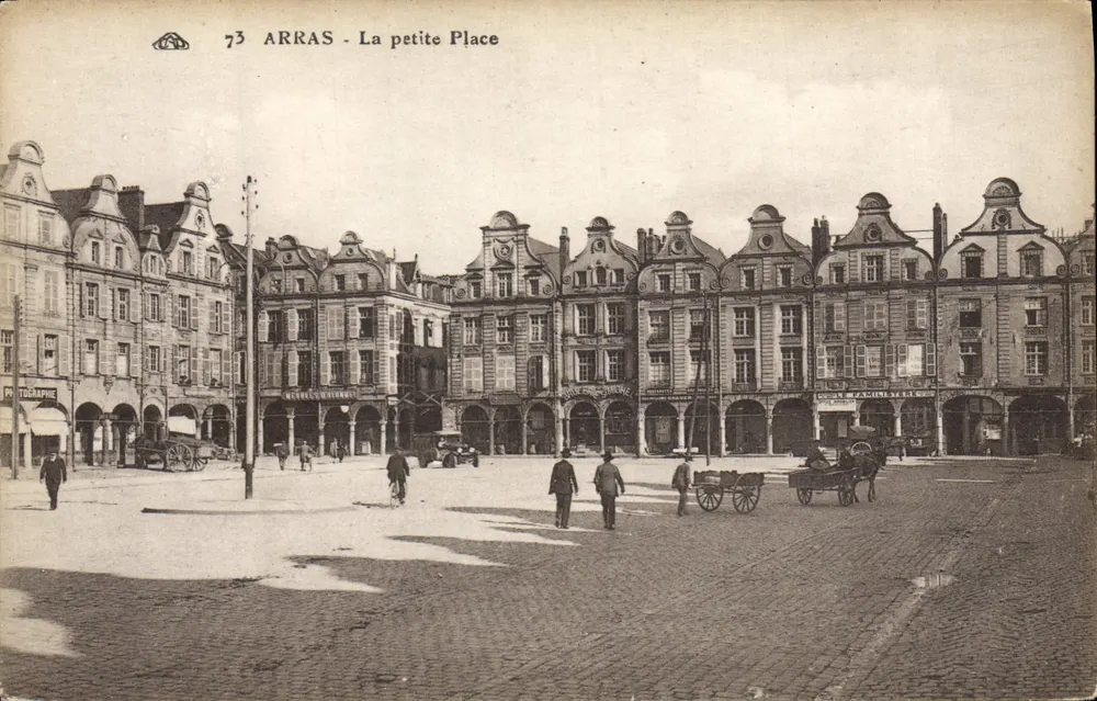 Arras — Mała Place — widok z place z budynkami z łukami i pojazdami — seria 73, wydane przez Cie Alsacienne des Arts Photo Strasbourg - Awers