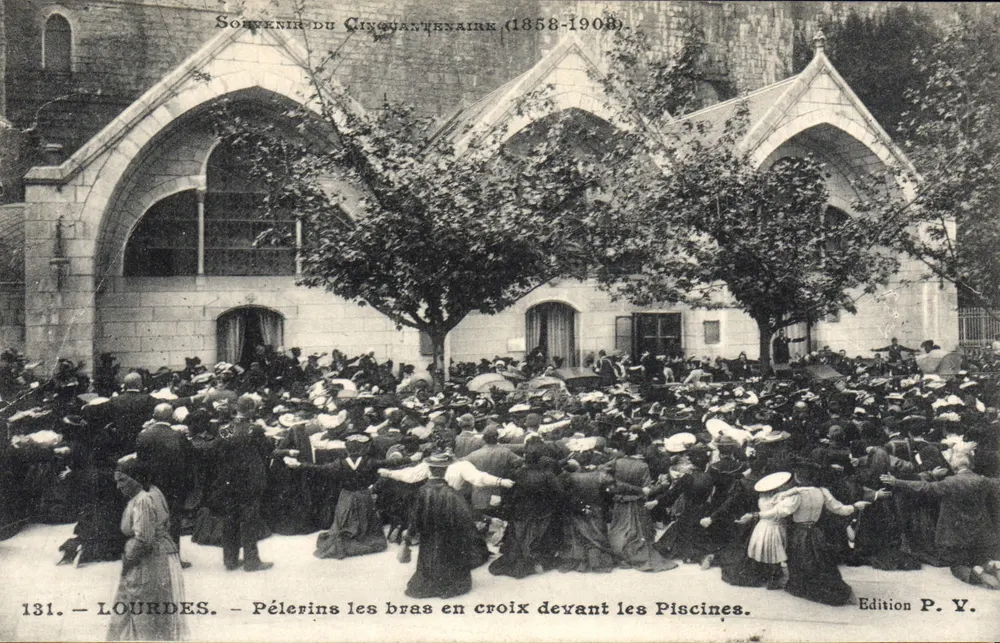 Lourdes — Pilger mit ausgestreckten Armen vor den Piscines — Edition P. Y. - Vorderseite
