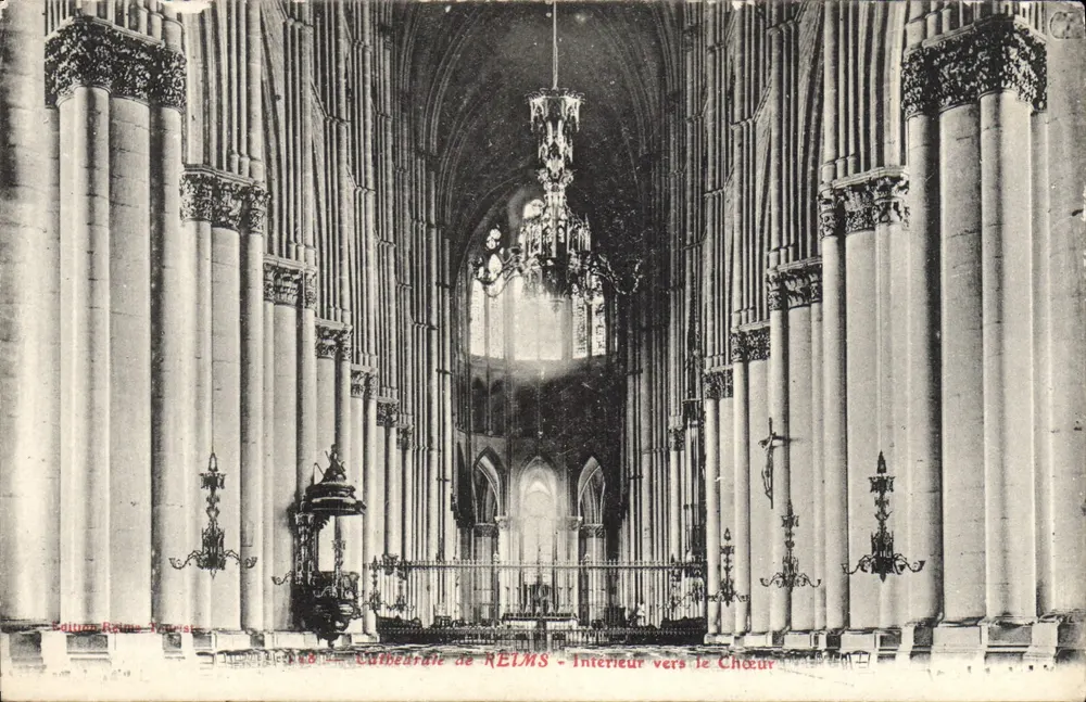 Catedral de REIMS — Interior em direção ao coro - Frente