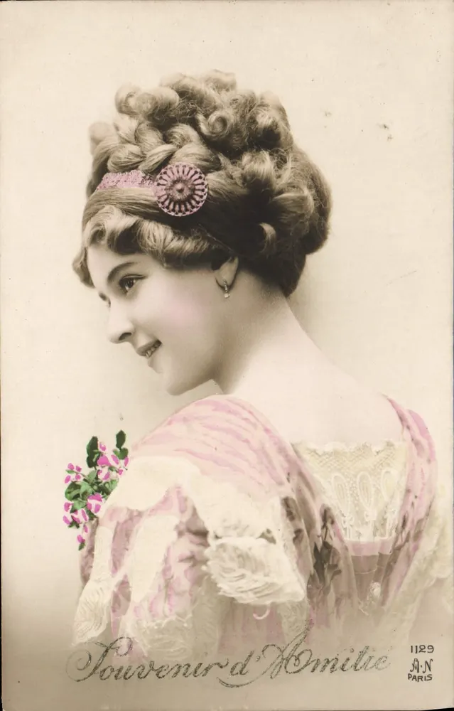 Junge Frau in einem rosa Kleid — Souvenir d'Amilicie — J.A.-N. Paris, Nr. 1129 - Vorderseite