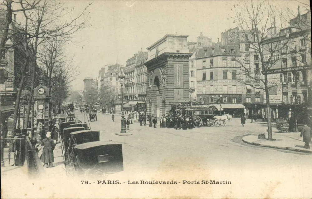 Paris - Les Boulevards - Porte Saint-Martin — vista urbana com carruagens a cavalo e pedestres — editor não identificado, n° de série 76 - Frente
