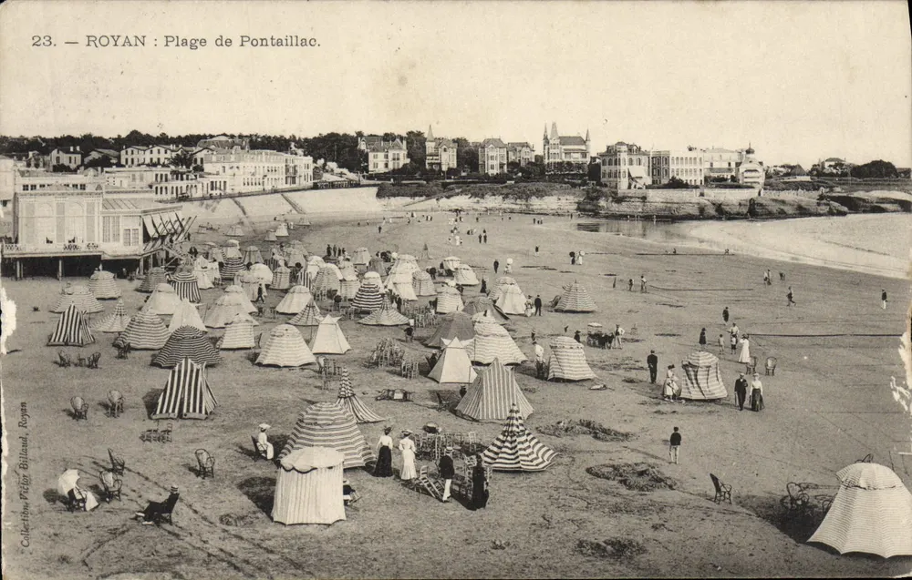 Royan : Plage de Pontaillac — vue de la plage avec tentes rayées et bâtiments côtiers — éditeur Colleboeuf Pétriz Billaud, Royan, n°23 - Awers