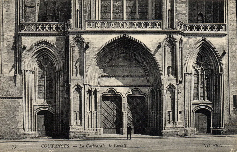 Coutances — A Catedral, o Portal — ND Pbot. - Frente