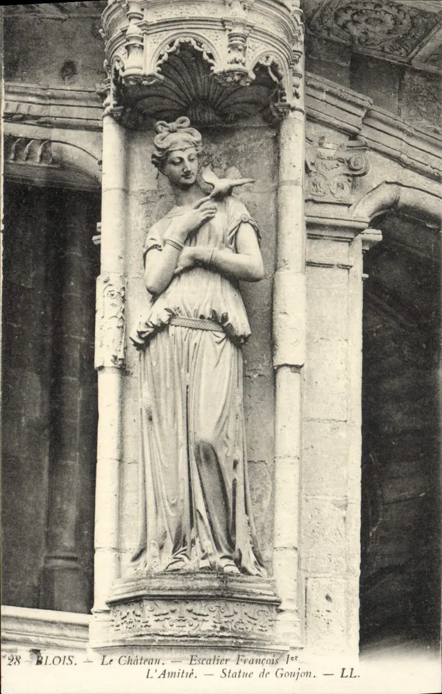 Das Schloss — Treppenhaus François — Die Freundschaft — Statue von Goujon — LL. - Vorderseite