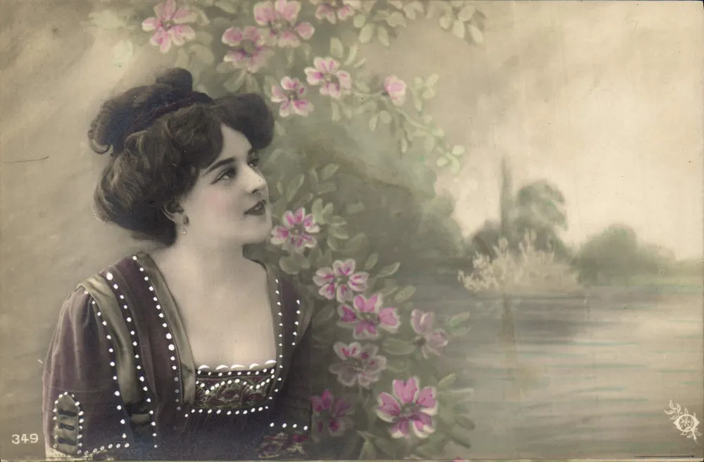 Junge Frau in geschmücktem Kleid — Blumendekoration und See — Verleger 'S. L. & C.' Nr. 349 - Vorderseite