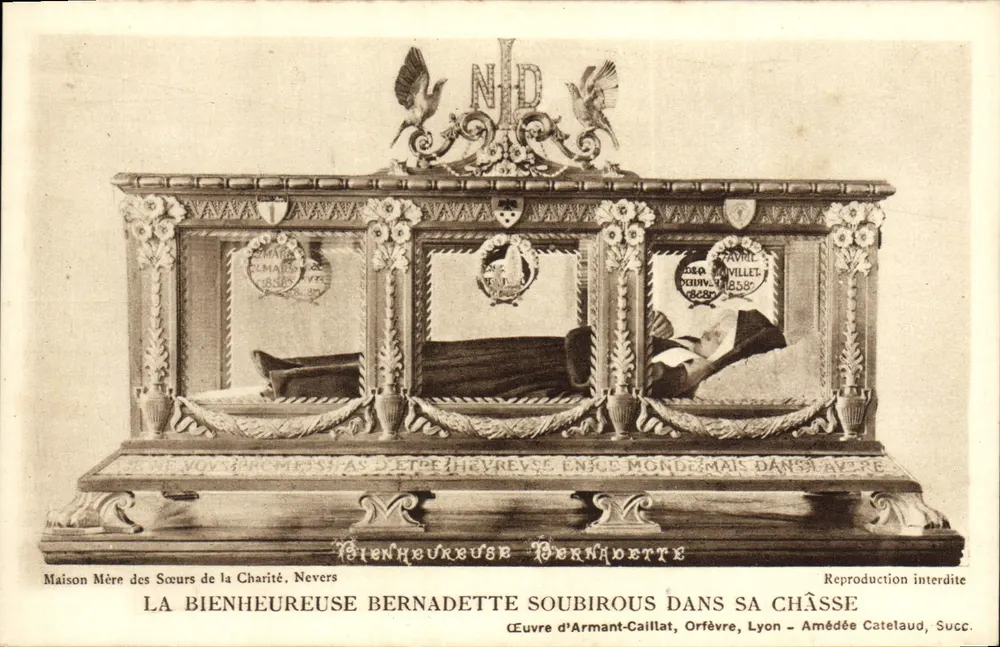 A Bendita Bernadette Soubirous em sua cápsula — Casa-Mãe das Irmãs da Caridade, Nevers — Obra de Armant-Caillat, Ourore, Lyon — Amédée Catelaud, Sucessor - Frente