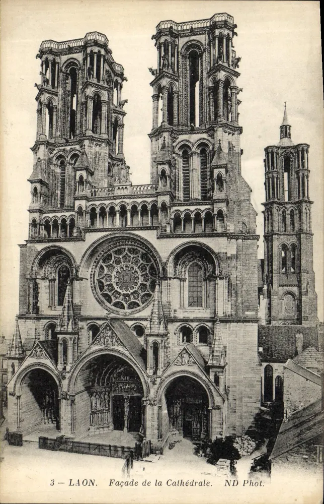 Laon — Fachada da Catedral — ND Phot. - Frente