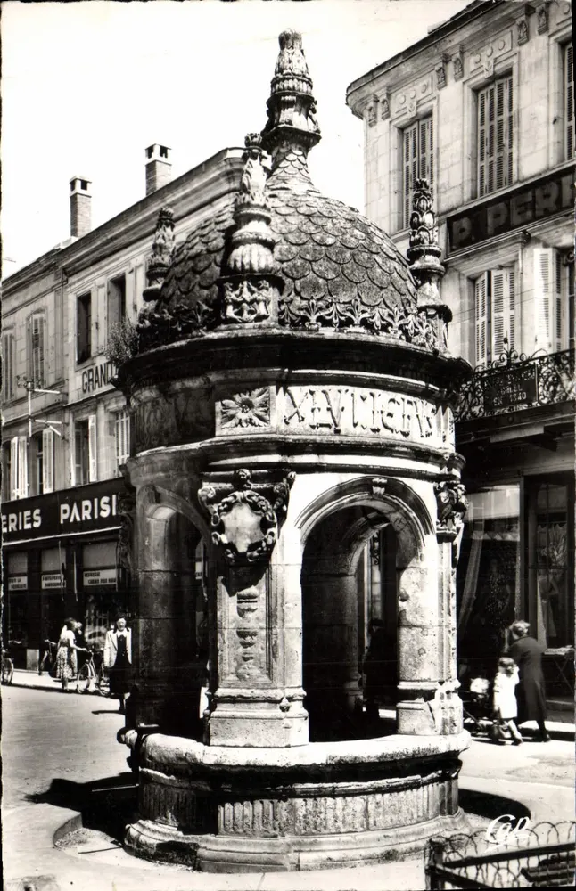Fontaine du Pilori Brunnen — Saint-Jean-d'Angély — Réal-Photo - Vorderseite