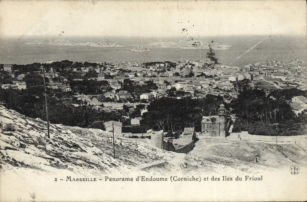 Marseille - Panorama von Endoume (Corniche) und den Îles du Frioul — Verlag P. A. (Ankerzeichen) - Vorderseite