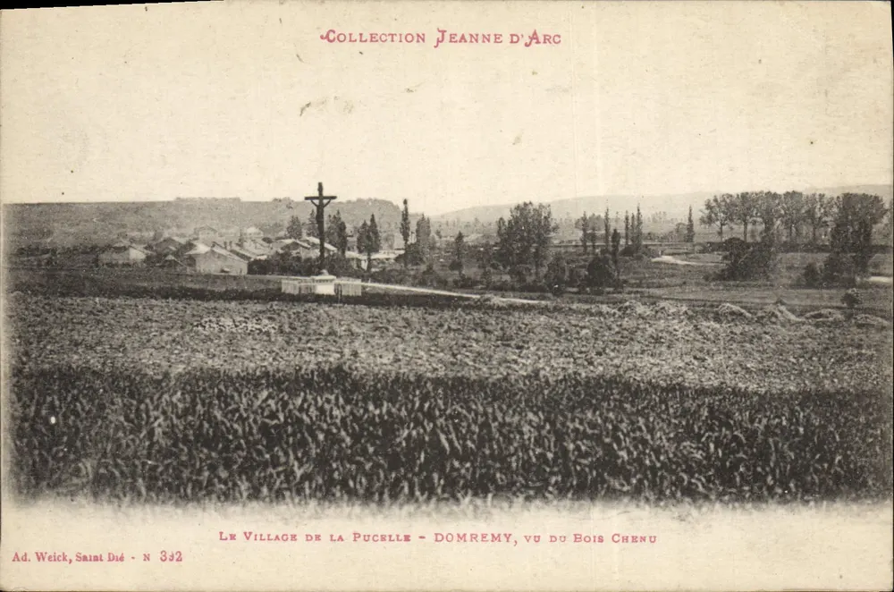 O Village de La Pucelle - Domremy, visto do Bois Chenu — Coleção Jeanne d'Arc — Ad. Weick, Saint Dié - N 392 - Frente