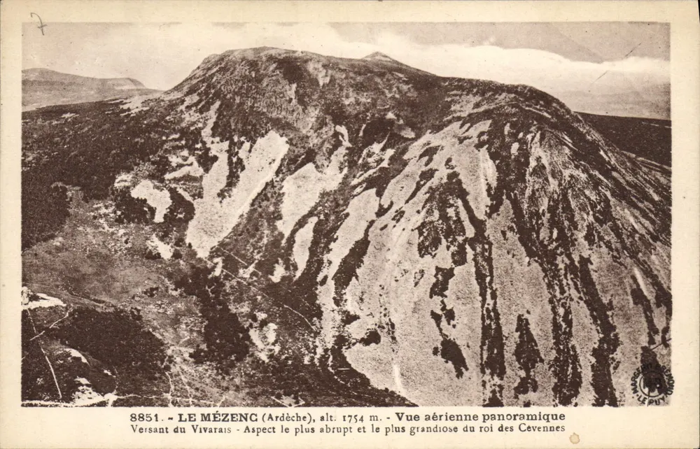 Der Mézenç (Ardèche) — Luftpanoramablick — Éditions d'Art Marbert Bremond, Nr. 8851 - Vorderseite