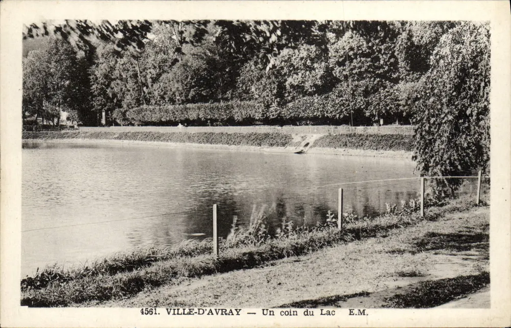 VILLE-D'AVRAY — Um canto do Lago — E.M. n°4561 - Frente