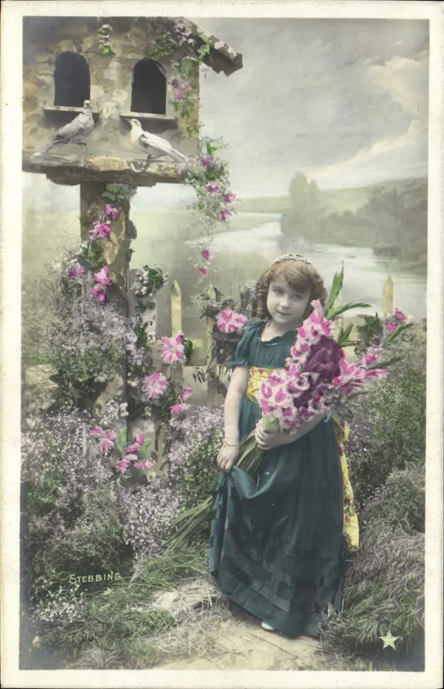 Mädchen mit Blumenbouquet — vor einem Vogelhaus mit Tauben — Verlag Stebbing, Serie N° 978 - Vorderseite
