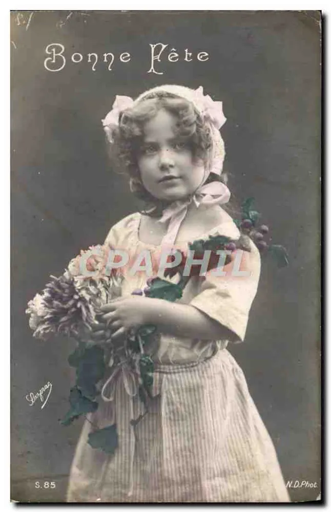 Menina segurando um buquê — Boa Páscoa — N.D. Fot. S.85 - Frente