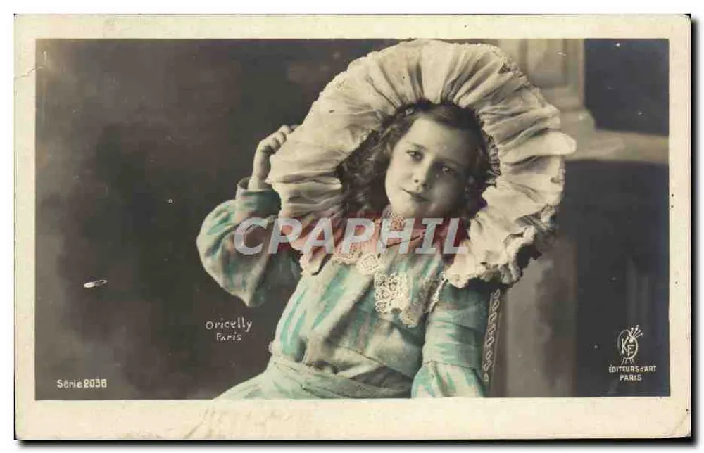 Fille en robe à rayures et bonnet à volants — Oricelly Paris, Série 2038 - Vorderseite