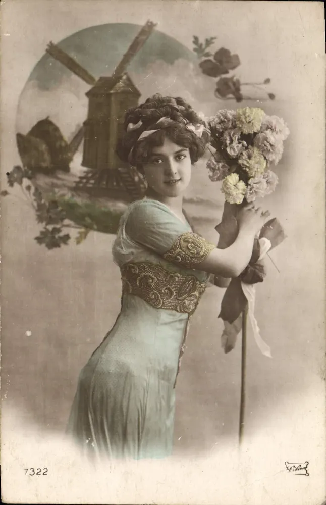 Junge Frau in besticktem Kleid — dekorativer Hintergrund mit Mühle — Verlag S. Pichard, Nr. 7322 - Vorderseite
