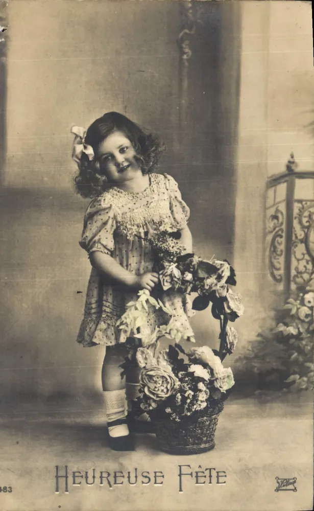 Menina vestindo um vestido com listras de bolinhas segurando um cesto de flores — Feliz Festa — editor Vetter, n° 483 - Frente