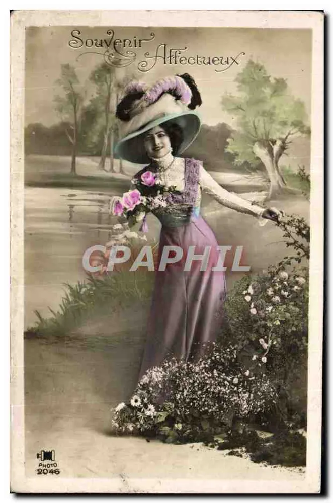 Frau in violettem Kleid und dekoriertem Hut — Zärtliches Andenken — Foto 2046 - Vorderseite